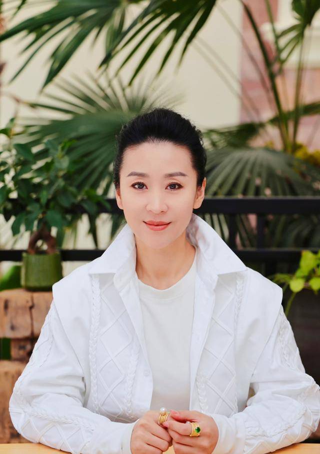 苗圃：父親病重讓羅晉掏空積蓄，出院后轉(zhuǎn)身嫁給了大21歲百億富商
