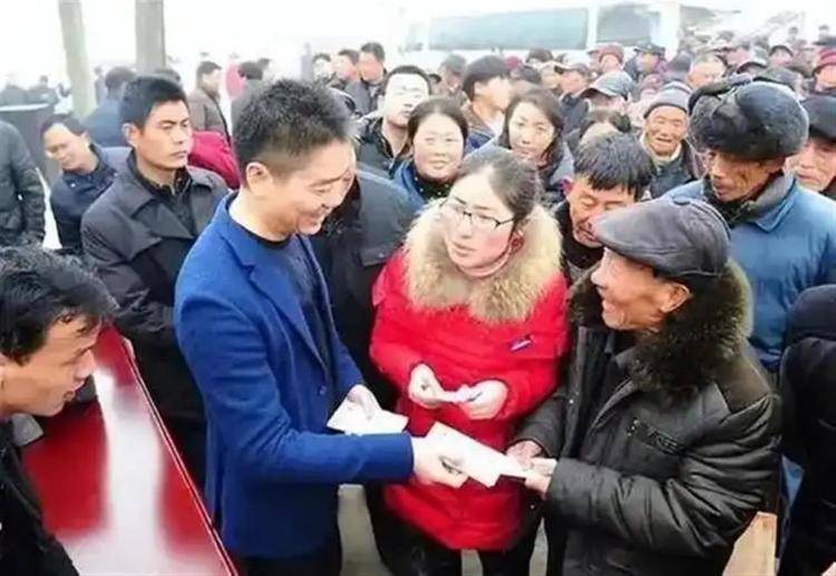 劉強(qiáng)東給老家鄉(xiāng)親們的年貨已到，還給他的每位小學(xué)老師準(zhǔn)備10萬元紅包