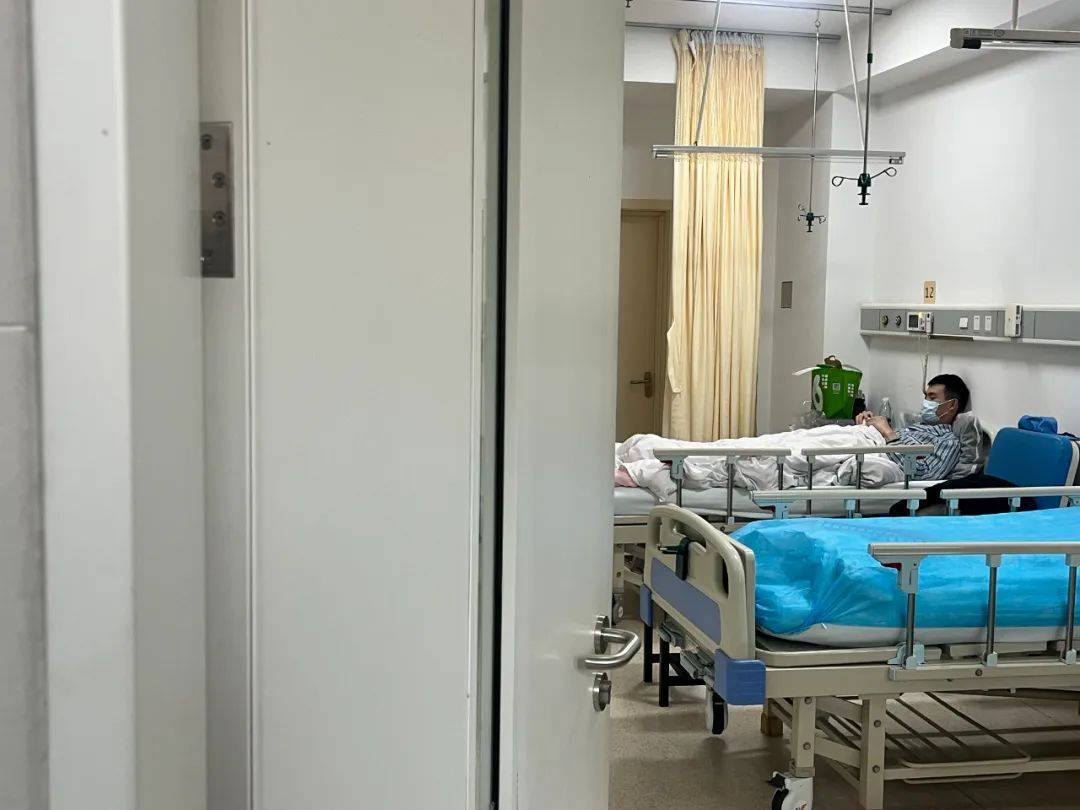 98年民警抓捕嫌犯時(shí)受傷流血，經(jīng)調(diào)查嫌犯5人有3人患艾滋，最新進(jìn)展：正留院觀察