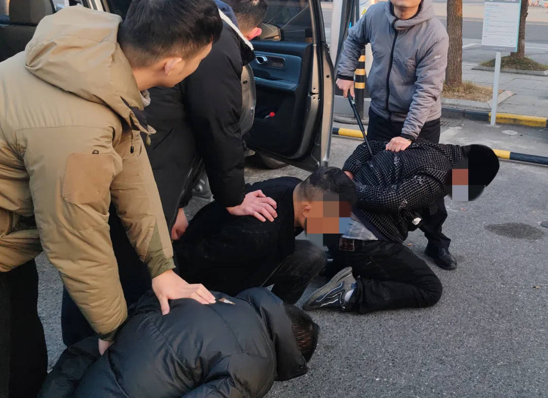98年民警抓捕嫌犯時(shí)受傷流血，經(jīng)調(diào)查嫌犯5人有3人患艾滋，最新進(jìn)展：正留院觀察
