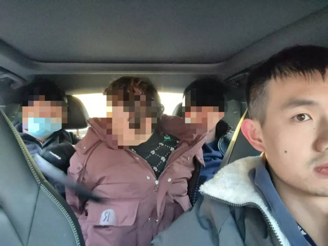 98年民警抓捕嫌犯時(shí)受傷流血，經(jīng)調(diào)查嫌犯5人有3人患艾滋，最新進(jìn)展：正留院觀察