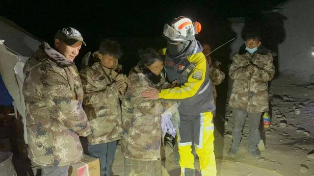 西藏災(zāi)區(qū)，無人機(jī)整晚不間斷照明救援，印軍：避免與解放軍夜戰(zhàn)