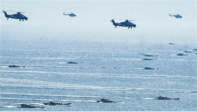 無人機(jī)“嘩”的一聲，從水中鉆出！解放軍多棲作戰(zhàn)實(shí)力藏不住了