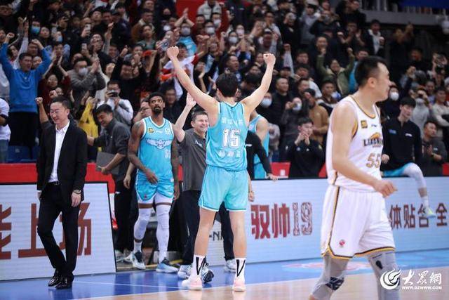 熱血沸騰！青島男籃最后三分鐘14-0絕地翻盤，隊(duì)史首次單賽季雙殺遼寧