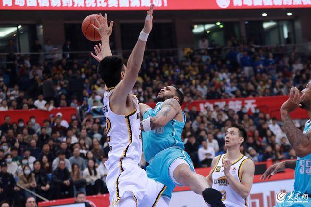 熱血沸騰！青島男籃最后三分鐘14-0絕地翻盤，隊(duì)史首次單賽季雙殺遼寧