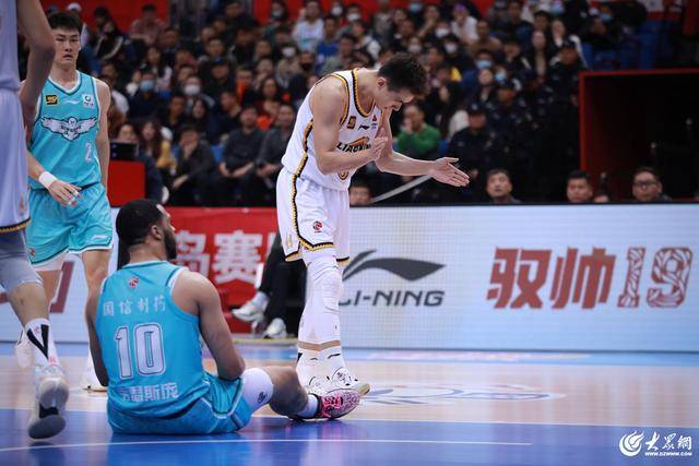 熱血沸騰！青島男籃最后三分鐘14-0絕地翻盤，隊(duì)史首次單賽季雙殺遼寧