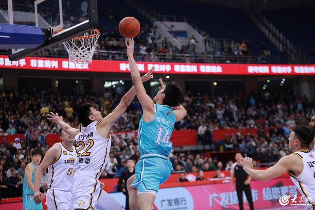 熱血沸騰！青島男籃最后三分鐘14-0絕地翻盤，隊(duì)史首次單賽季雙殺遼寧
