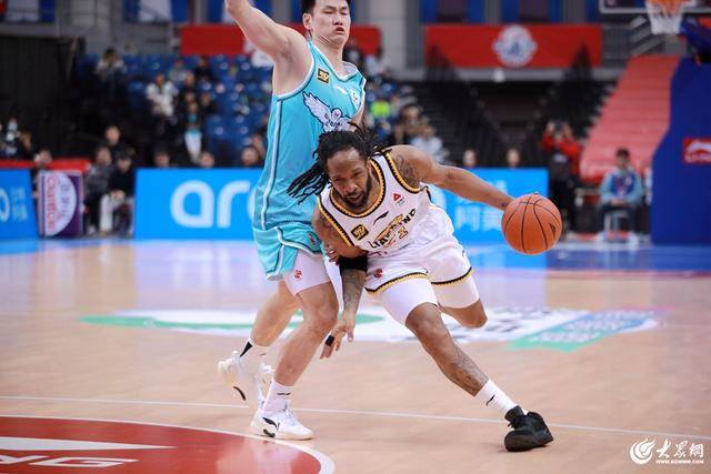 熱血沸騰！青島男籃最后三分鐘14-0絕地翻盤，隊(duì)史首次單賽季雙殺遼寧