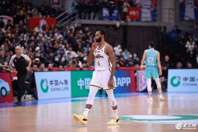 熱血沸騰！青島男籃最后三分鐘14-0絕地翻盤，隊(duì)史首次單賽季雙殺遼寧