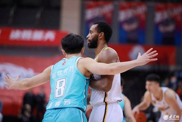 熱血沸騰！青島男籃最后三分鐘14-0絕地翻盤，隊(duì)史首次單賽季雙殺遼寧