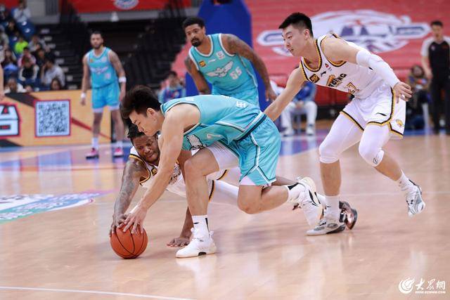 熱血沸騰！青島男籃最后三分鐘14-0絕地翻盤，隊(duì)史首次單賽季雙殺遼寧