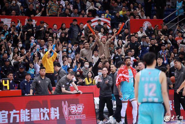 熱血沸騰！青島男籃最后三分鐘14-0絕地翻盤，隊(duì)史首次單賽季雙殺遼寧