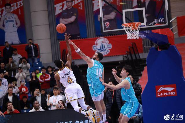熱血沸騰！青島男籃最后三分鐘14-0絕地翻盤，隊(duì)史首次單賽季雙殺遼寧