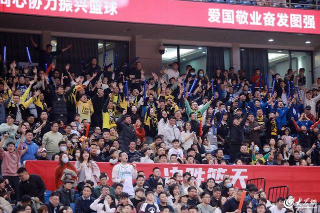 熱血沸騰！青島男籃最后三分鐘14-0絕地翻盤，隊(duì)史首次單賽季雙殺遼寧