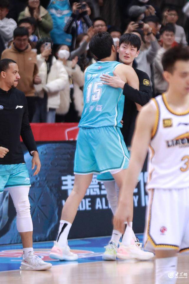 熱血沸騰！青島男籃最后三分鐘14-0絕地翻盤，隊(duì)史首次單賽季雙殺遼寧