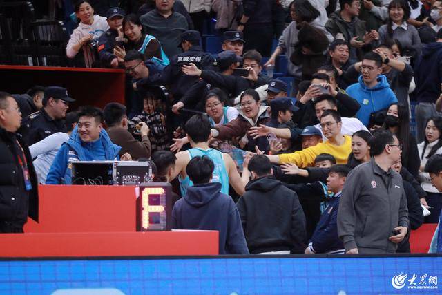 熱血沸騰！青島男籃最后三分鐘14-0絕地翻盤，隊(duì)史首次單賽季雙殺遼寧