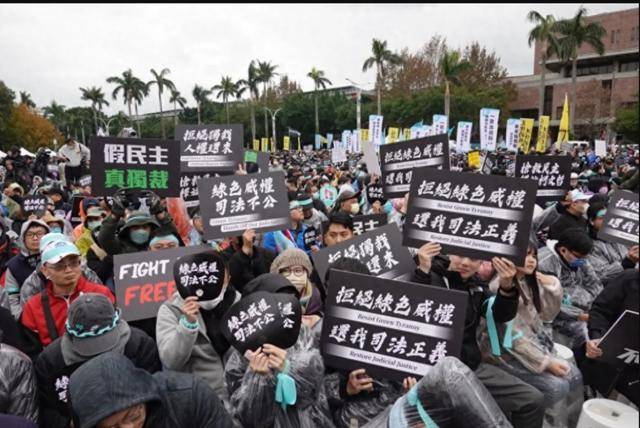 不忍了，15萬(wàn)臺(tái)灣民眾上街高喊：干掉民進(jìn)黨！賴清德下臺(tái)！