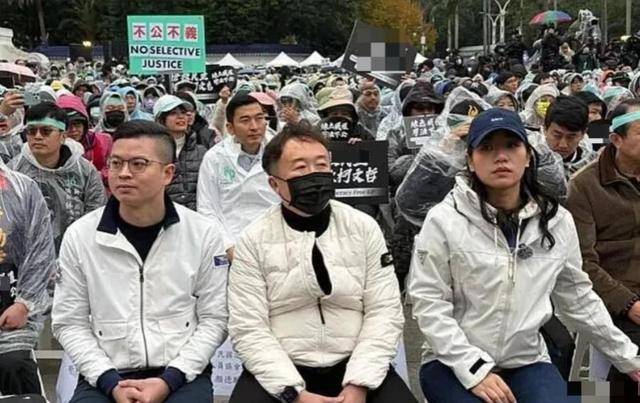 不忍了，15萬(wàn)臺(tái)灣民眾上街高喊：干掉民進(jìn)黨！賴清德下臺(tái)！