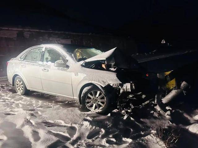 浙江女司機雪夜被困川西高原，為避免墜崖撞向路邊防護欄受傷 警方凌晨緊急救援