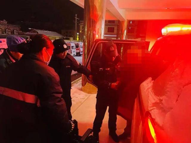 浙江女司機雪夜被困川西高原，為避免墜崖撞向路邊防護欄受傷 警方凌晨緊急救援