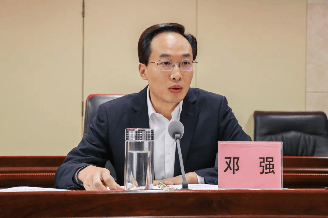 “80后”縣長鄧強(qiáng)，嚴(yán)重違反黨的政治紀(jì)律、組織紀(jì)律、廉潔紀(jì)律、工作紀(jì)律和生活紀(jì)律