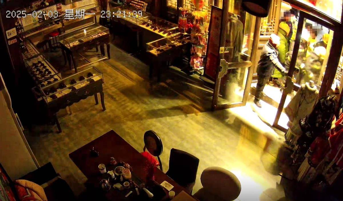 大同官方核查“店鋪被撬鎖開燈”事件，律師：撬鎖入室涉嫌違法，且濫用行政權(quán)力