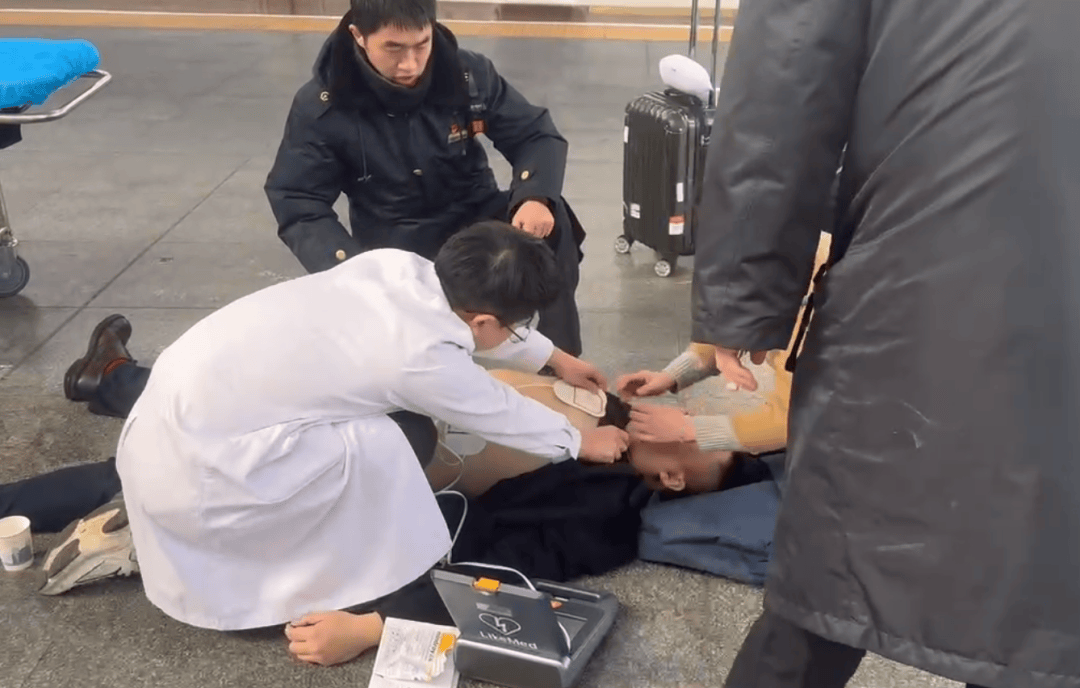 男子在長沙南站心臟驟停暈倒，醒來后第一句話：要趕去上班！