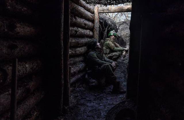 “屠村行動”打響！白人雇傭軍掃射平民，臨走給俄軍留下一面旗幟