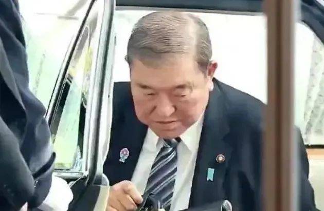下午登機(jī)訪問(wèn)美國(guó)，上午就遭遇車禍，石破茂行程情況讓人生疑