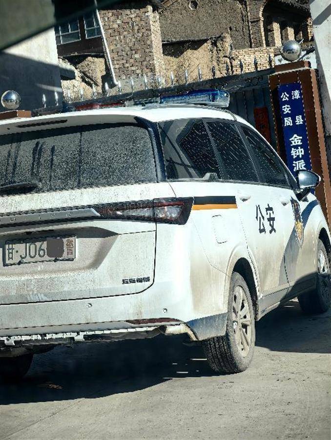 警車把農(nóng)用車“別進(jìn)”溝里，三個(gè)問題需要澄清