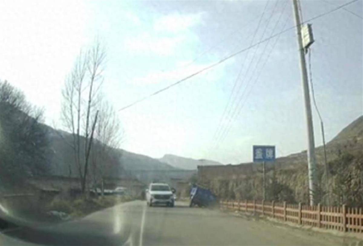 警車把農(nóng)用車“別進(jìn)”溝里，三個(gè)問題需要澄清