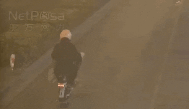 上海一女子邊騎車邊“灑錢”，剛發(fā)的7700元工資都沒了！自己還沒發(fā)現(xiàn)