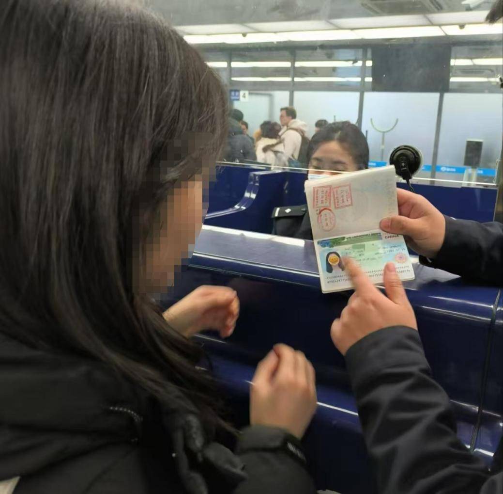 別因“顏值”誤大事！用貼紙遮擋護(hù)照照片，或被拒絕入境