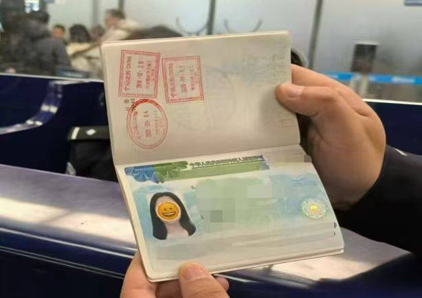 別因“顏值”誤大事！用貼紙遮擋護(hù)照照片，或被拒絕入境