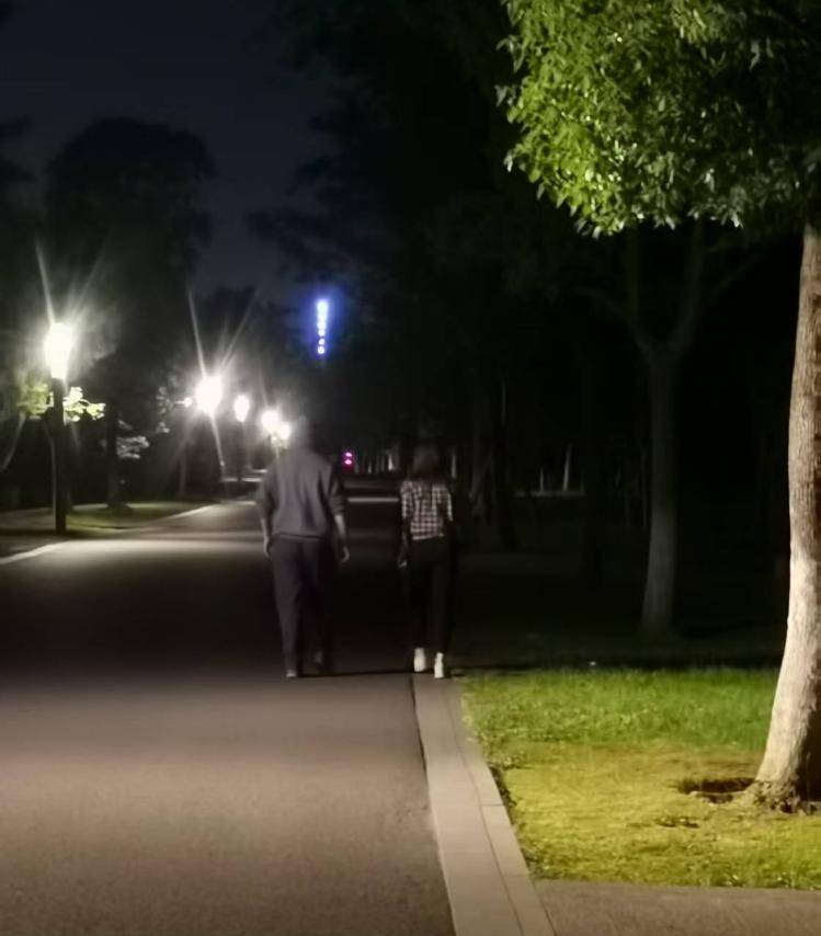 33歲單身女護(hù)士公園邂逅58歲已婚教授，懷孕后對方兩帆布口袋裝400萬了斷，她再次索要600萬被判三緩五