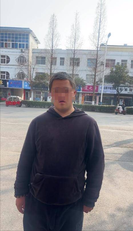 山東一單親媽媽直播間阻止網(wǎng)友辱罵“唐寶”少年遭上門毆打，警方：已受理案件，正調(diào)查