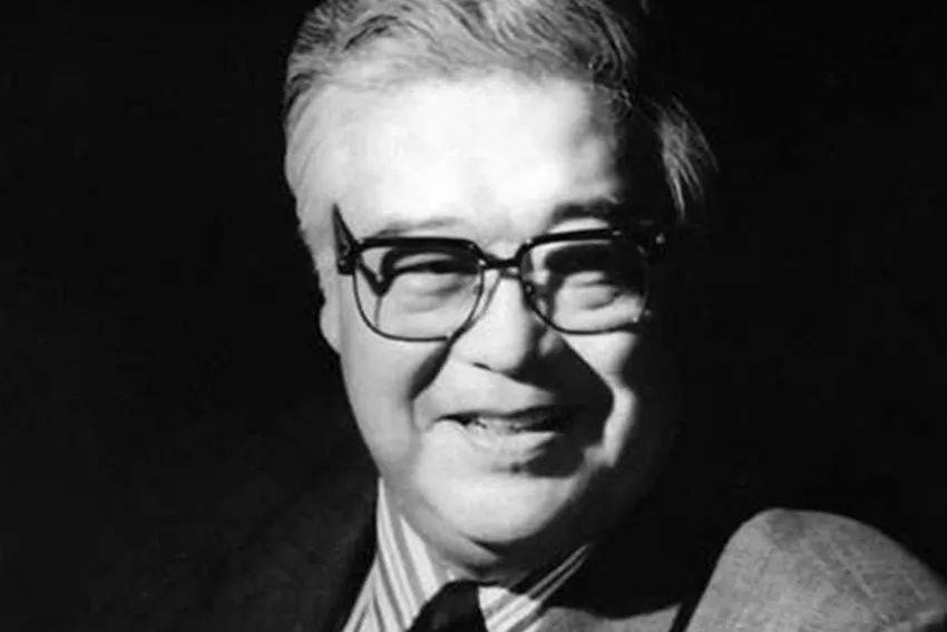 受中央領(lǐng)導同志委托，中宣部副部長、中央廣播電視總臺臺長慎海雄一行，前往北京電影制片廠，深切悼念于洋同志