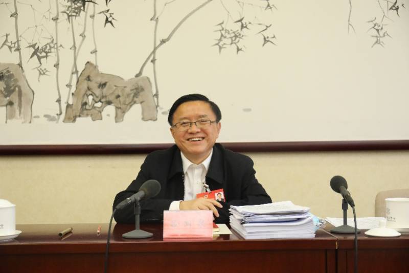 員工不敢休假，過度加班何解？全國政協(xié)委員呼吁處罰違規(guī)企業(yè)