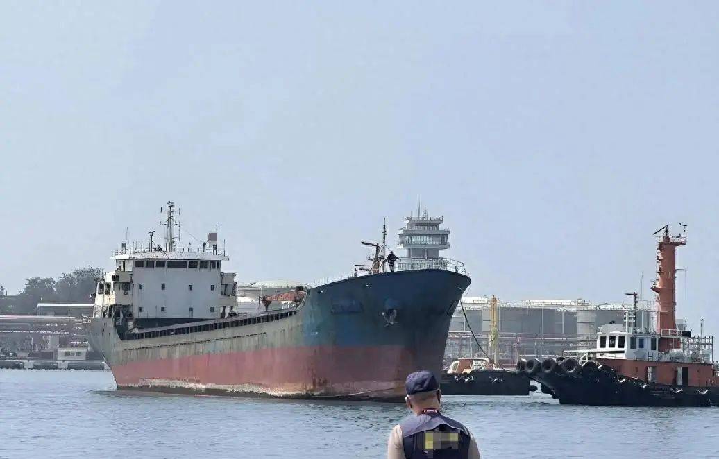 臺(tái)當(dāng)局扣船引臺(tái)海驚濤巨浪？解放軍大規(guī)模部署軍艦彰顯強(qiáng)硬姿態(tài)，未來(lái)兩岸關(guān)系面臨新挑戰(zhàn)