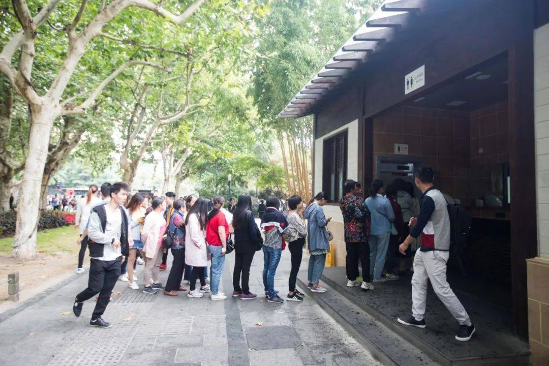 女廁所總是排隊？全國政協(xié)委員周世虹建議從設(shè)計端改革