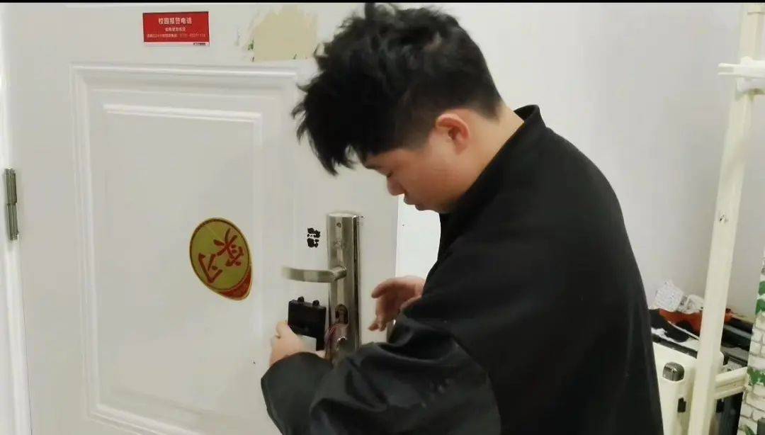 這室友靠譜！長沙一學(xué)生花80元為宿舍自制指紋鎖：從小喜歡搗鼓，做出來感覺特別爽