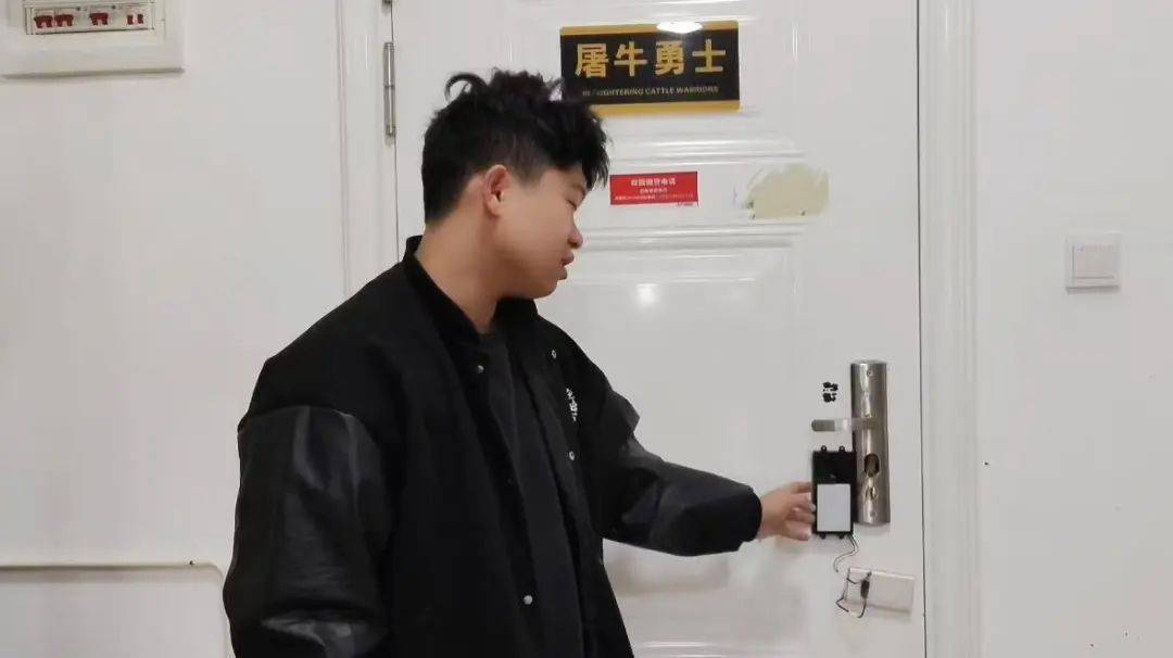 這室友靠譜！長沙一學(xué)生花80元為宿舍自制指紋鎖：從小喜歡搗鼓，做出來感覺特別爽