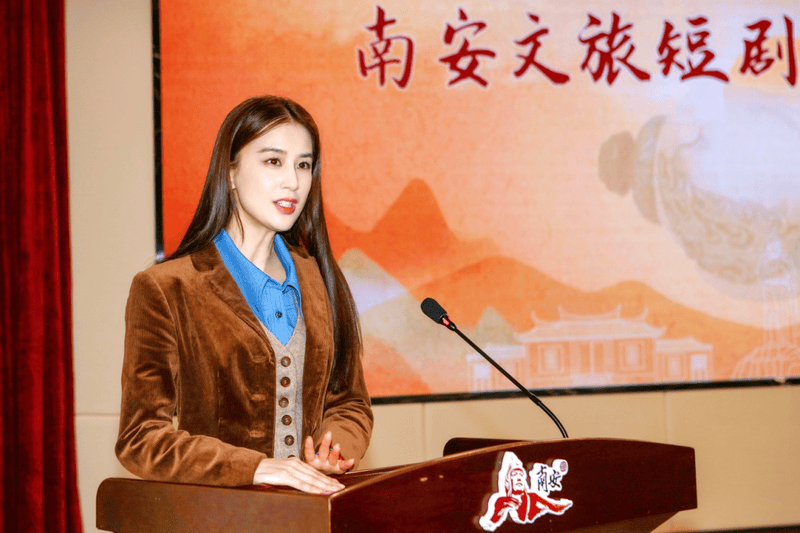 離婚之后變霸總？黃圣依以總裁身份帶團(tuán)隊(duì)做短劇