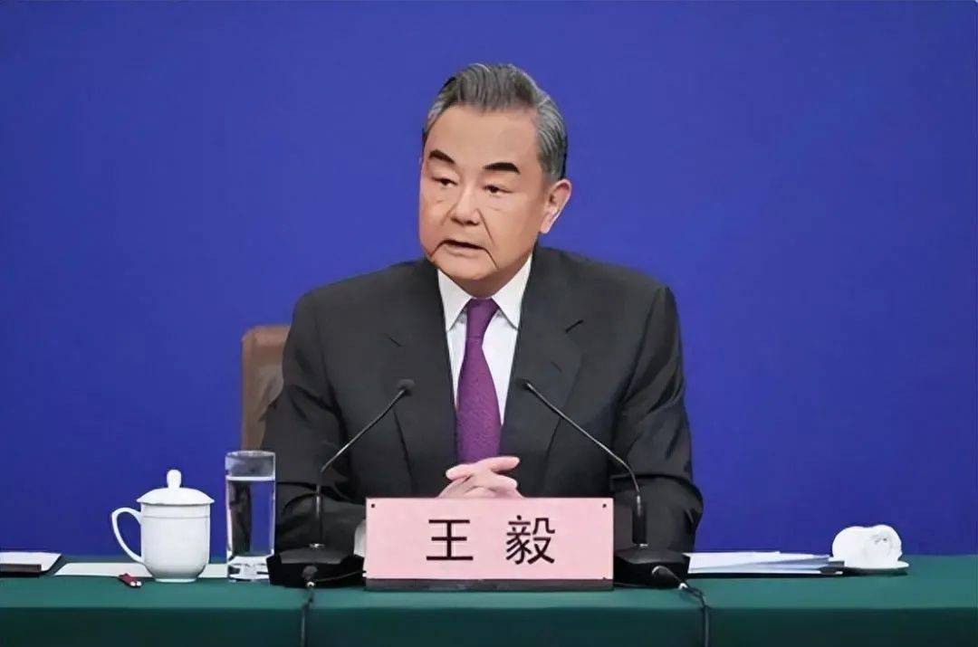 王毅再定臺灣地位，臺當(dāng)局激烈反擊三招，解放軍八字法則展示決心
