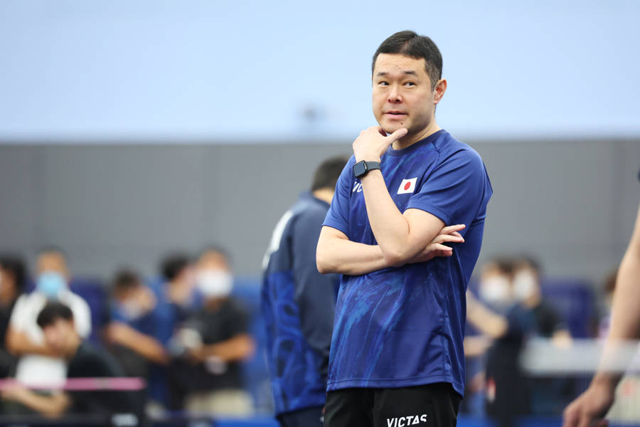 張本智和負于王楚欽無緣決賽，賽后與恩師田勢邦史擁抱告別