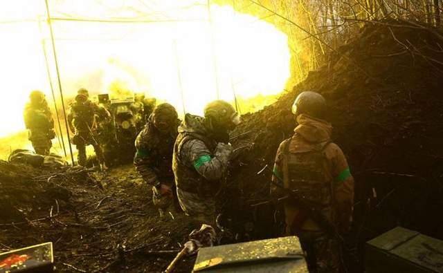 俄軍埋伏敖德薩，西方軍火船剛進(jìn)港，導(dǎo)彈鋪天蓋地，馭火狂襲而來