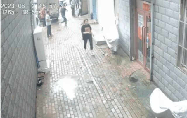 男子因停車糾紛酒后持刀闖他人庫房遭“反殺”，傷人者死緩判決被撤銷