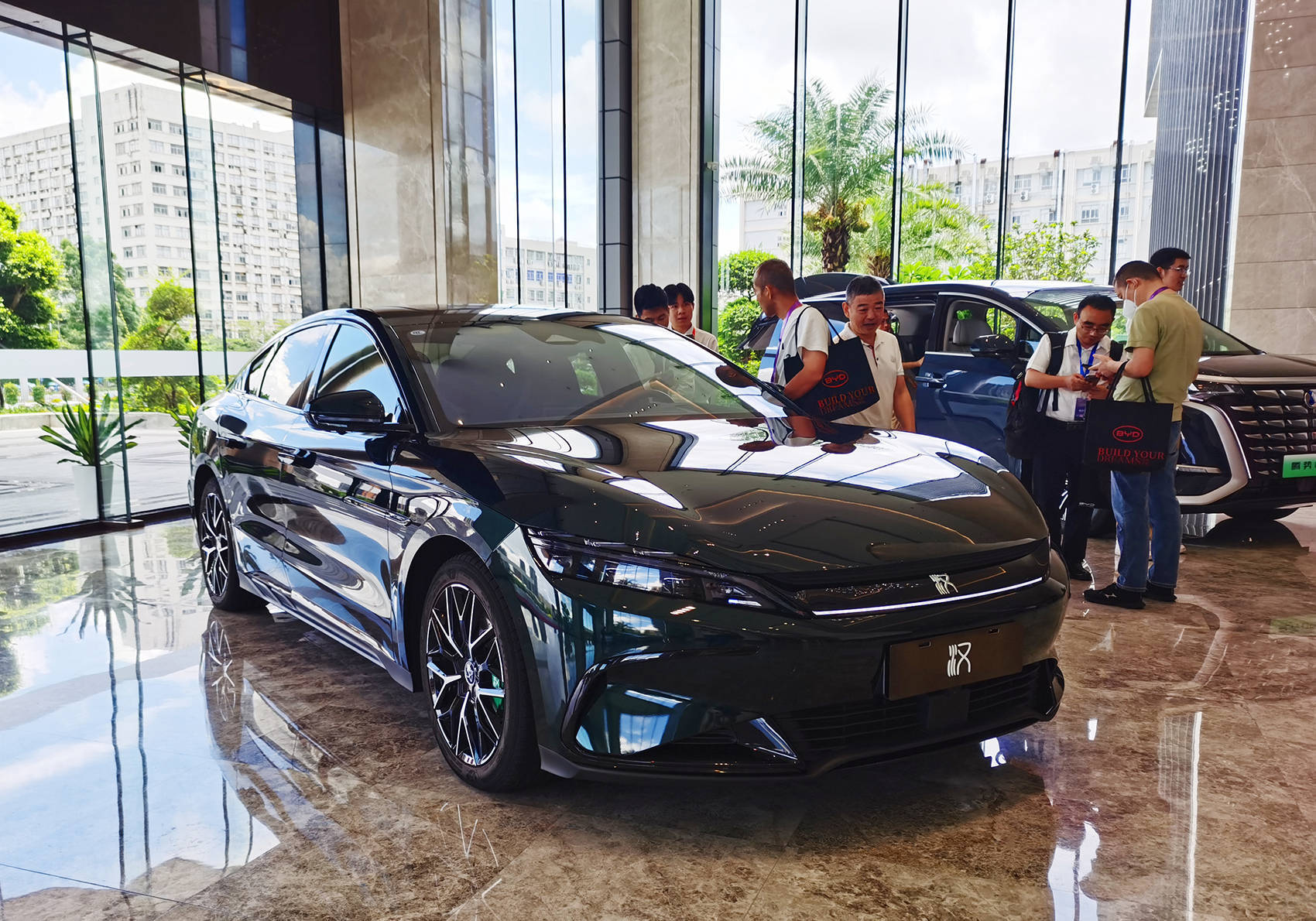 營收7771億元，超越特斯拉！剛剛，比亞迪炸裂發(fā)布：擬派現(xiàn)超120億元
