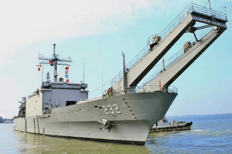 臺(tái)軍稱(chēng)臺(tái)坦克登陸艦和大陸漁船相撞 漁船跑了