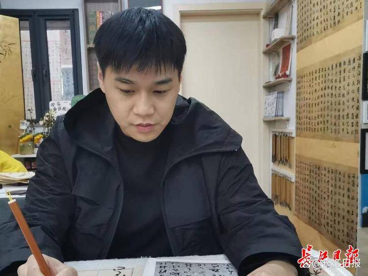 “書(shū)法可怡情，不能當(dāng)飯吃”？90后小伙靠它7年還清2000萬(wàn)元巨債